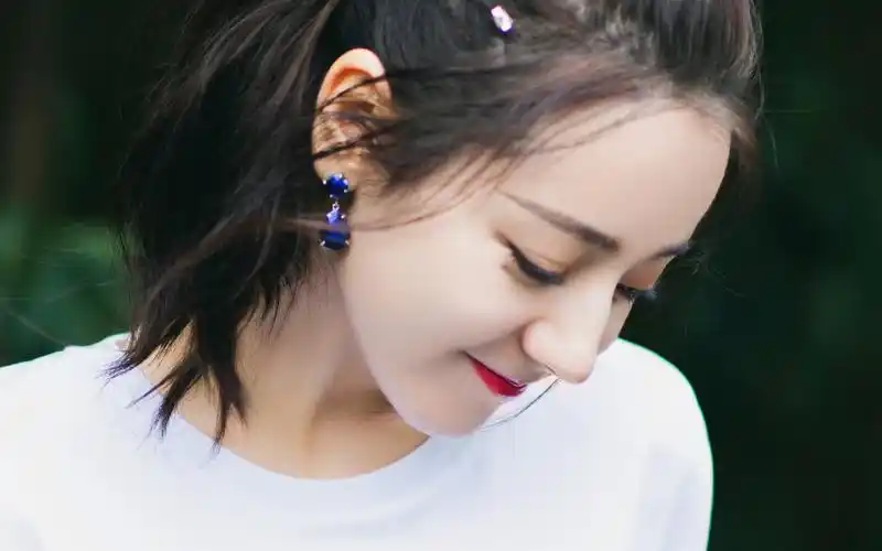 迪丽热巴甜美白衫短裙壁纸(8/10)