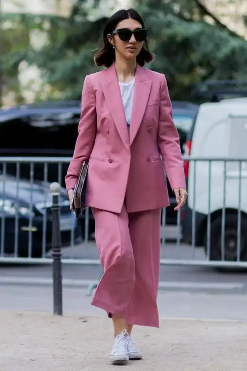 粉色西装配什么衣服好看 做个时髦精致的女性
