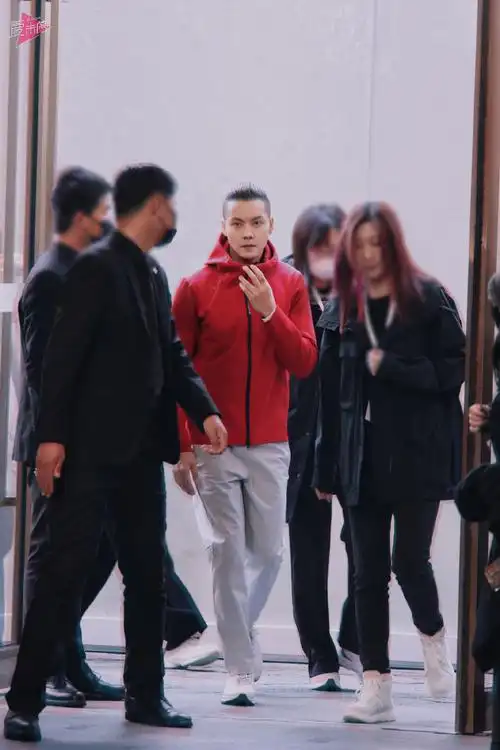 陈伟霆超话2024/01/09 陈伟霆上海迪桑特活动高清一个字!帅!