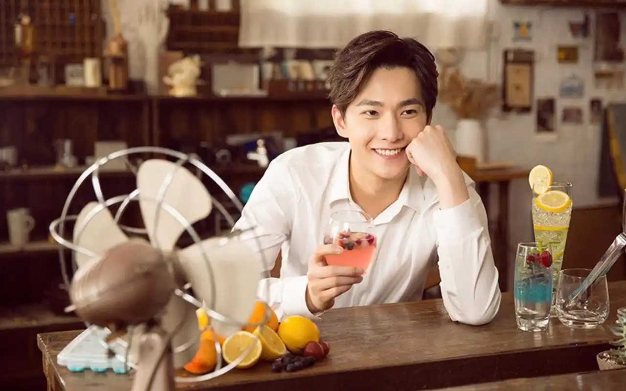 杨洋夏日咖啡店写真图片桌面壁纸高清大图预览1920x1080_大陆明星下载