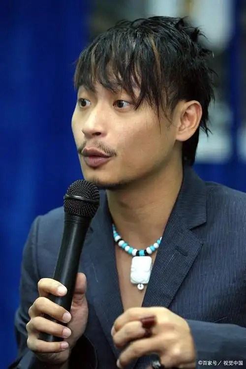 小虎队成员陈志朋出现在网红求婚现场引争议