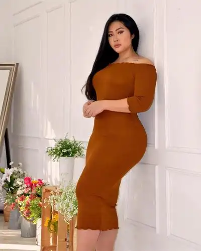 还是个胖妞,但她跟别人胖的不一样,她胖的更有魅力了,厚实紧致的身材