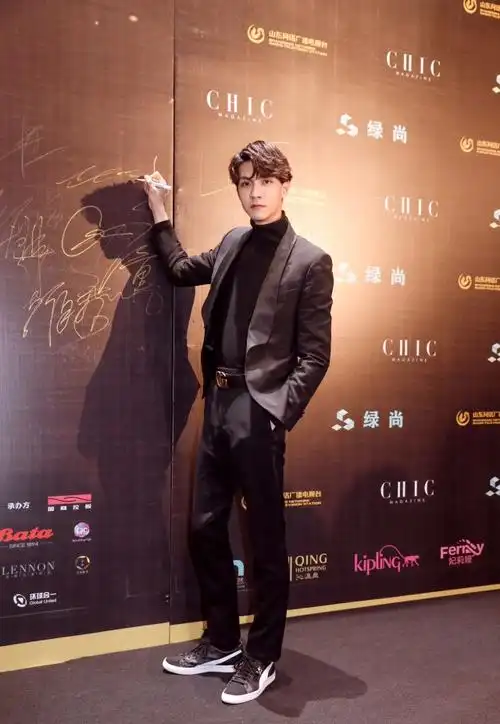紧接着荣获"年度风尚新人"的任言恺,身着西装搭配运动鞋,别有一番