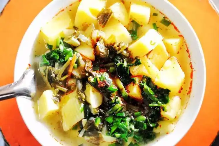 店里的品种无他,就是搅团以及和搅团一样苞谷面做的浆水鱼鱼.