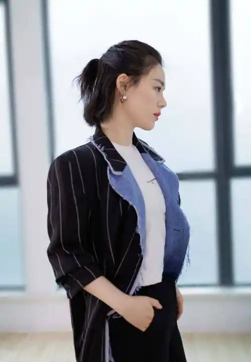 马思纯越来越年轻了,身穿一袭连衣裙减龄又甜美,不像有31岁_发型_效果