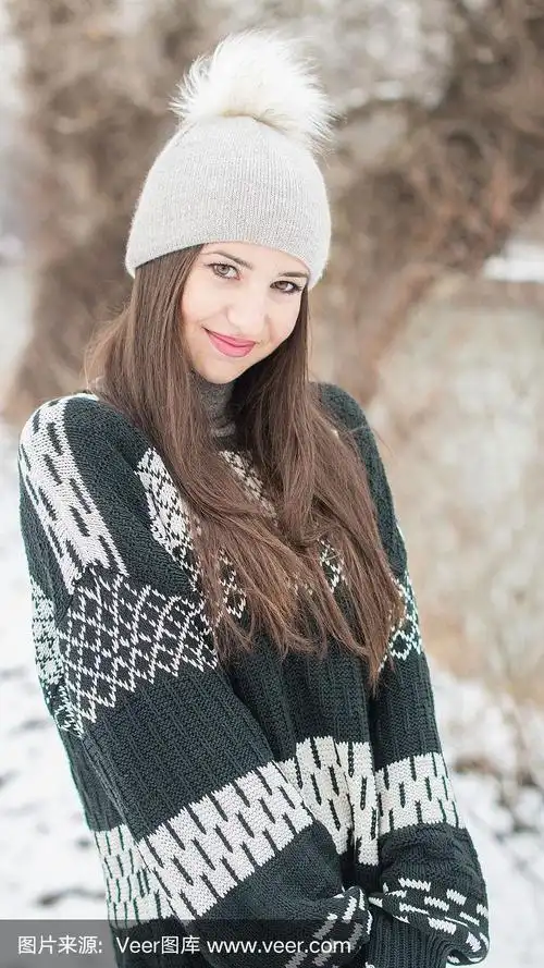 白雪中美丽的年轻女子