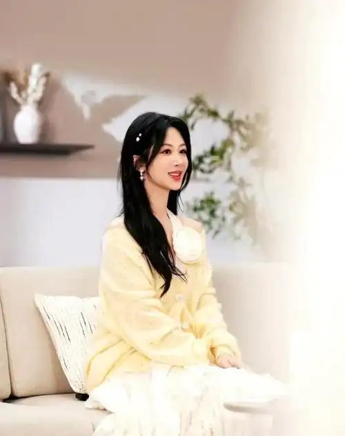 杨紫最新活动美照来袭挂脖子玫瑰长裙配米黄针织开衫优雅甜美