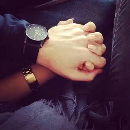 车上牵手情侣大图