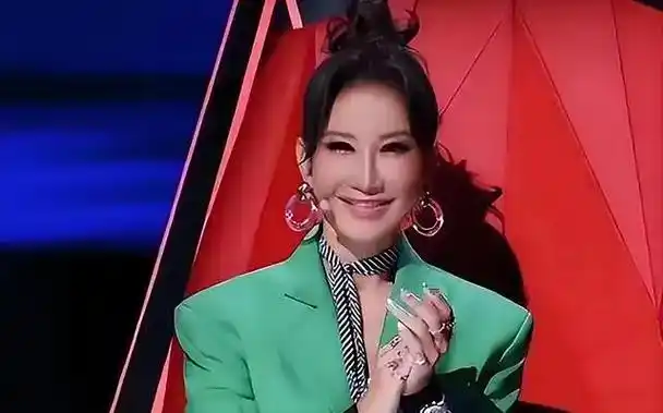 《好声音》的录音事件突然发酵,作为该节目多次担任导师的那英