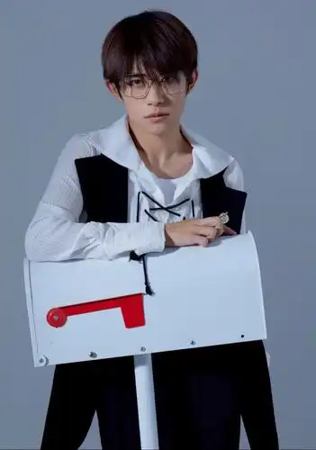 今日份男孩易烊千玺帅气金丝眼镜写真