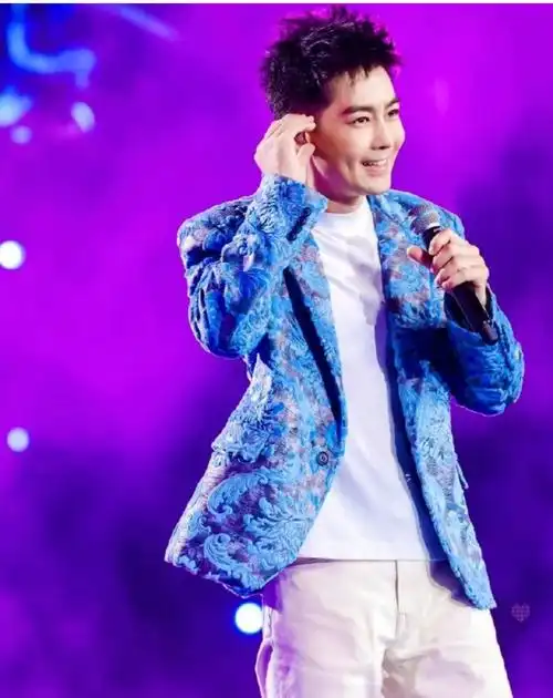 49岁林志颖,56周慧敏同框:我感慨,气质面前,年龄真不是问题