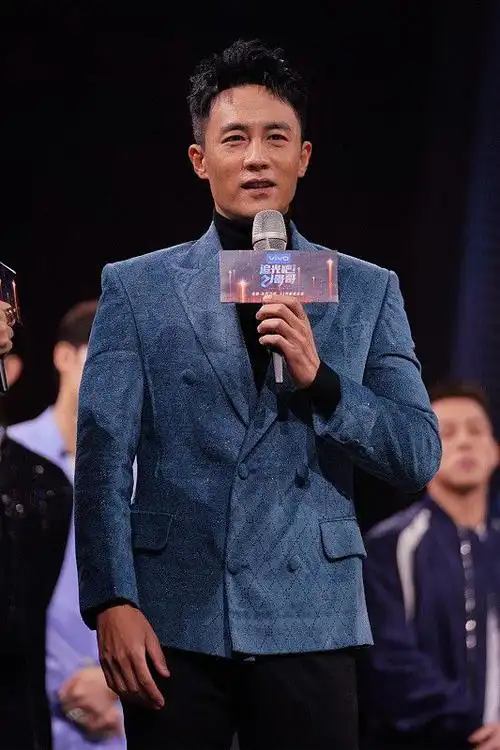 杜淳的清爽男士穿搭你值得拥有,黑灰配色显高级,看着成熟又帅气|西装