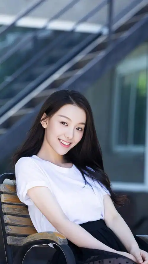 甜美虎牙美女温晴