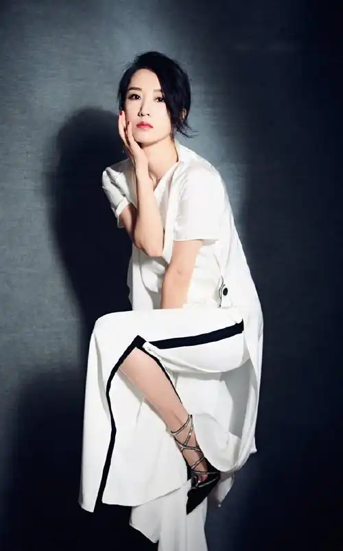 李念性感撩人时尚写真图片