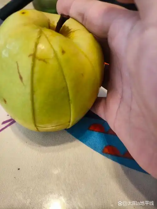 好好的青苹果,切开这个样子! 皮好好的,里层的肉尝一下还挺好!