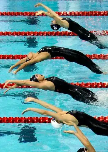 图文:东亚运女子50米仰泳预赛 选手出发瞬间