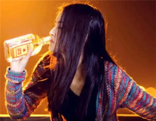 帮了一个醉酒女人,从此改变命运.我该不该接受她?