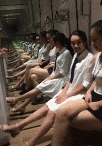 搞笑gif段子:编辑"来包软中华""老板睡了,说不卖"编辑有本事别走,等我