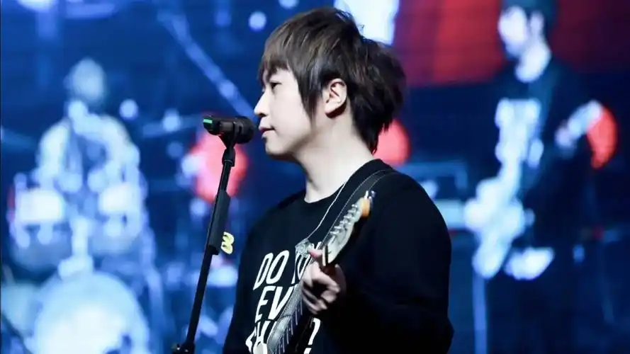 阿信演唱会挑战e6高音翻车,十分吃力仿佛要窒息,最后跪倒在地