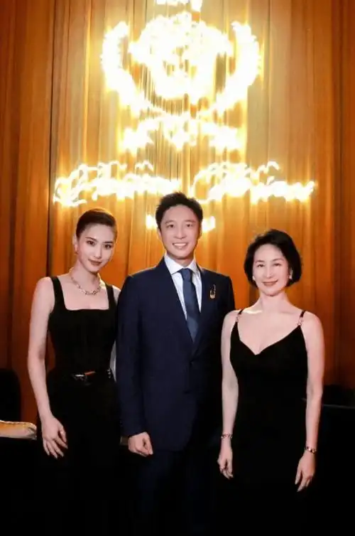 霍启山罕见与何超莲合照61岁何超琼也在场穿吊带黑裙成熟妩媚