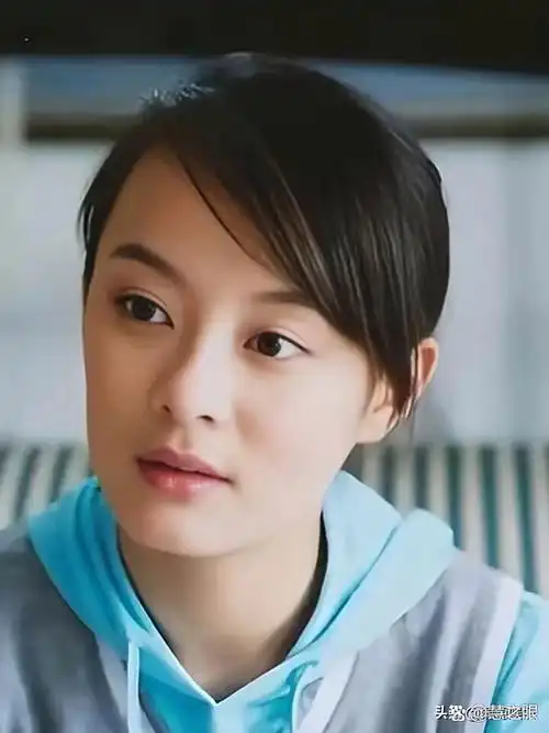 和女儿海边漫步照,一袭白衣短裤,长发披肩戴遮阳帽,满满清纯少女感