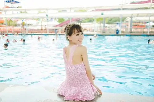 粉嫩泳衣妹子性感迷人户外湿身摄影大图[8/11]_美女写真_美桌网