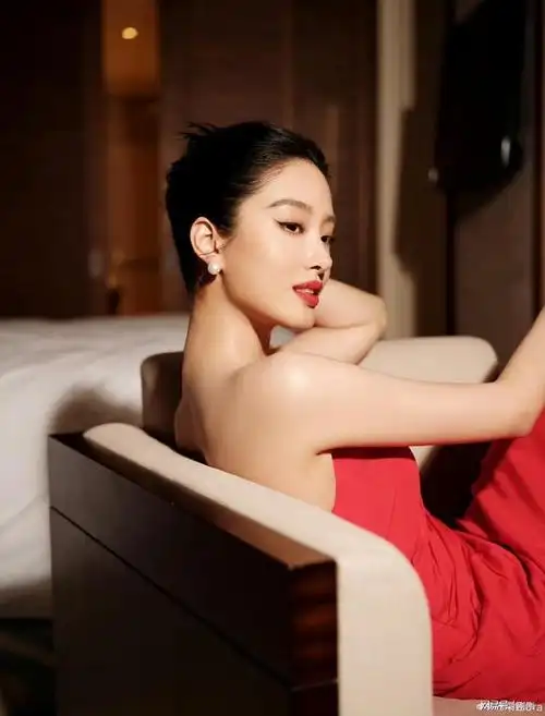 杨采钰日光浴泳装也是相当奈斯,这美黑一点都不唐突,甚至还有点健康呢