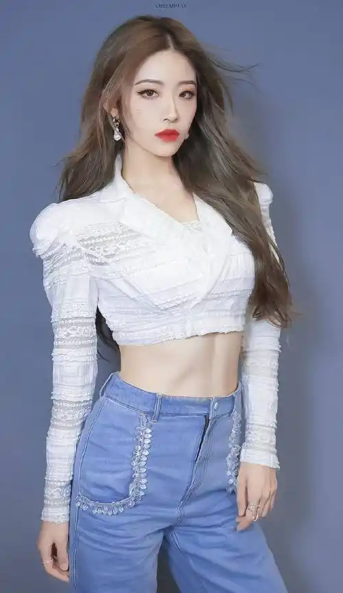 喻言穿露脐上衣,用膏药把自己的大花背遮住,纹身就是太妹?