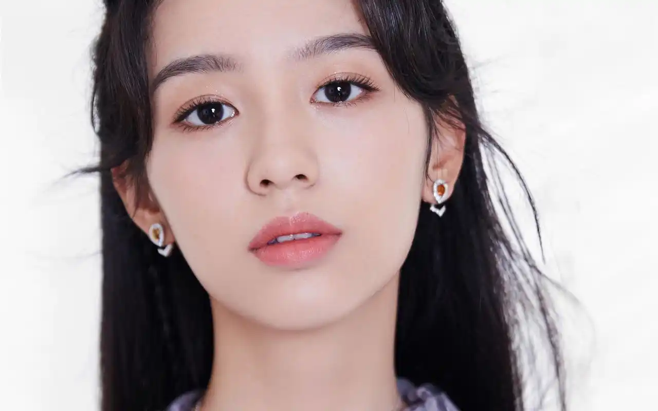 周也性感迷人写真图片桌面壁纸