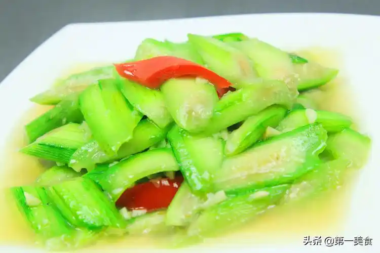 丝瓜怎么炒鲜嫩翠绿不发黑,技巧很简单,好多人都不会