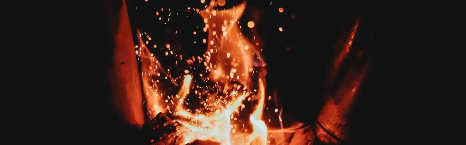 篝火,柴火,火焰,火花 壁纸 - 3840x1200 双屏全景
