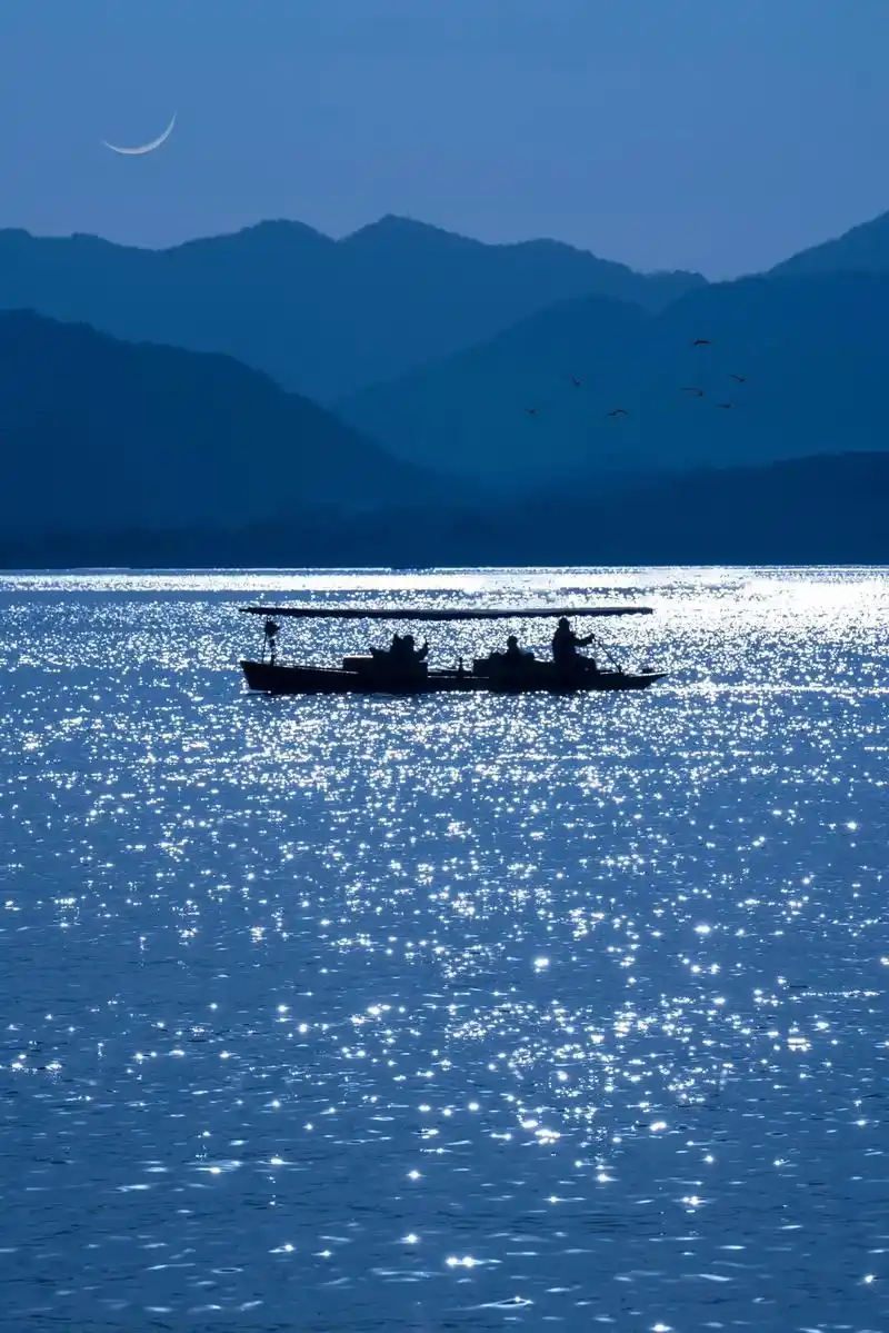 出息了!我在西湖拍到了"满船清梦压星河"hi～我是黑毛97  - 抖音