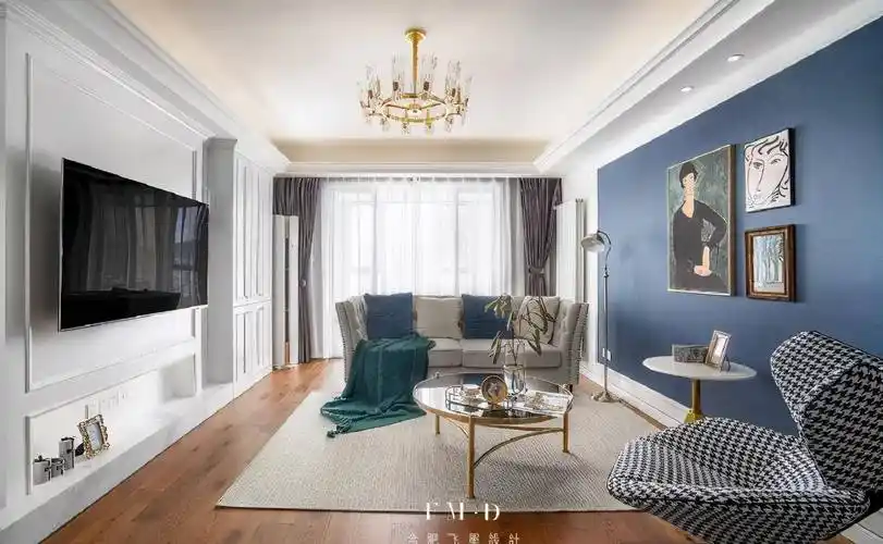 《家有儿女》中的客厅属于围合型布局 沙发不靠墙;围合型的设计,更