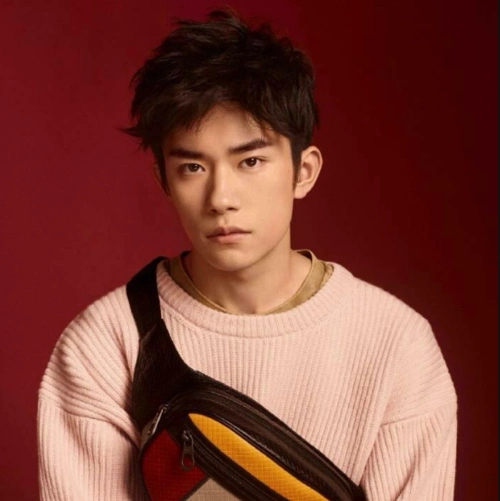 易烊千玺的"奶奶箍"比锡纸烫还要帅!网友:这个发型又要火!