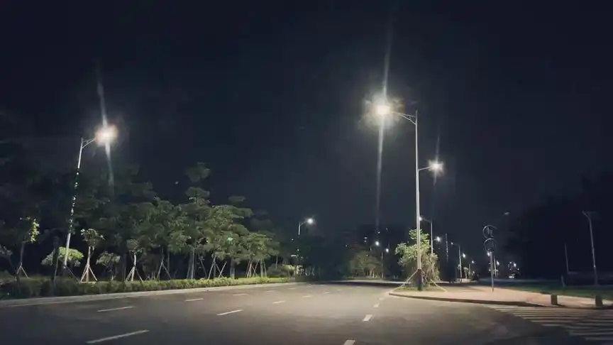 路灯下的影子 #城市的夜晚 #路灯下 #深夜