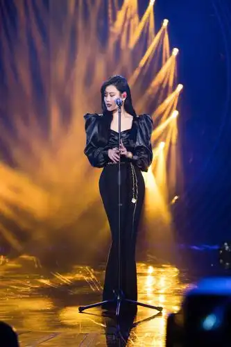 袁娅维大秀人鱼臀好身材融入国粹惊艳改编月牙湾