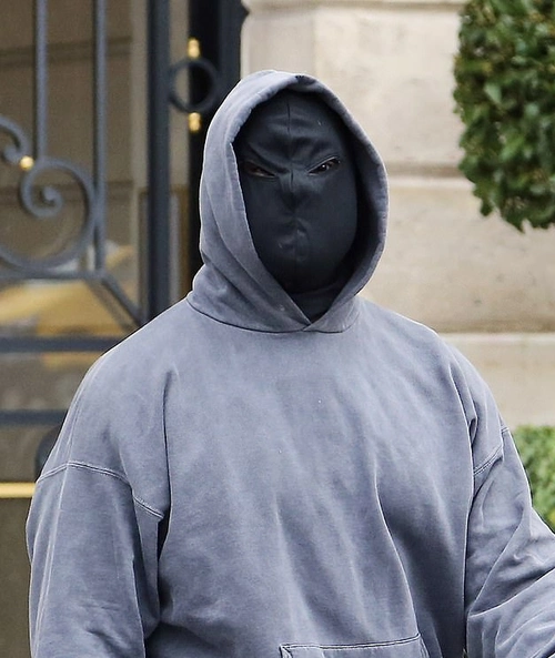 穿着卫衣蒙着脸,新欢裹头巾亮相比金姐还美_茱莉亚_蒙面_时尚