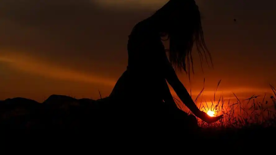 一个人孤独的背影图片