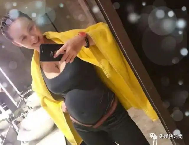 张歆艺大方晒素颜照怀孕大肚子还不忘游泳网友你悠着点儿