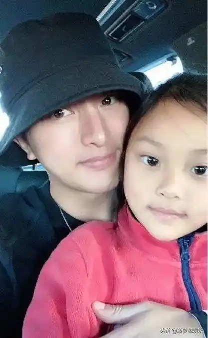 李小璐晒吃糖视频,嘟嘴好撩,贾母曾说甜馨丑?_贾乃亮_皮几万_孩子