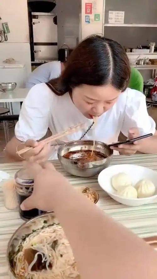 和女朋友出来吃饭她一直看手机,真是气死我了!