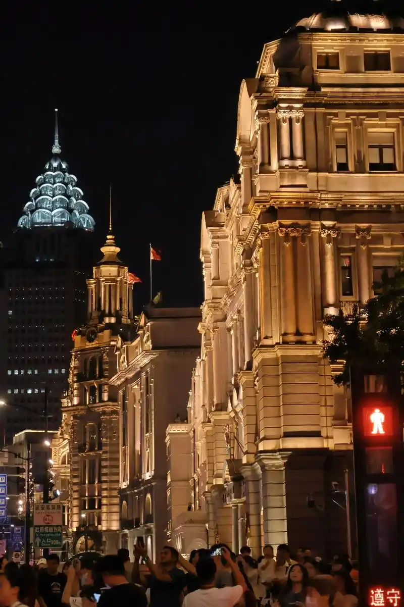 感受一下魔都繁华的夜景 #上海外滩 可是当它 - 抖音