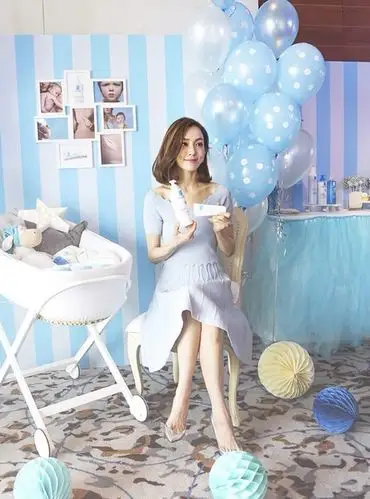 范玮琪长裙出席活动 简约优雅笑容甜美