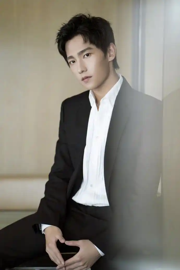 原创杨洋身穿黑西装搭配白衬衫出席活动优雅从容彰显绅士风范