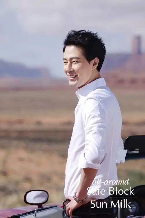 赵寅成#据说白衬衫最检验男人的颜值,我家. 来自赵仁成饭团 - 微博