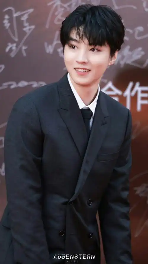 王俊凯笑的好开心