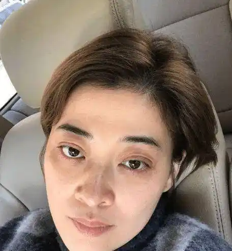 女明星素颜照曝光,杨颖关晓彤丑哭了,迪丽热巴才是素颜界扛把子_美颜_