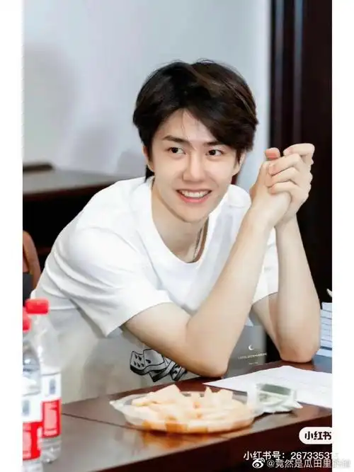 王一博笑脸vs冷脸