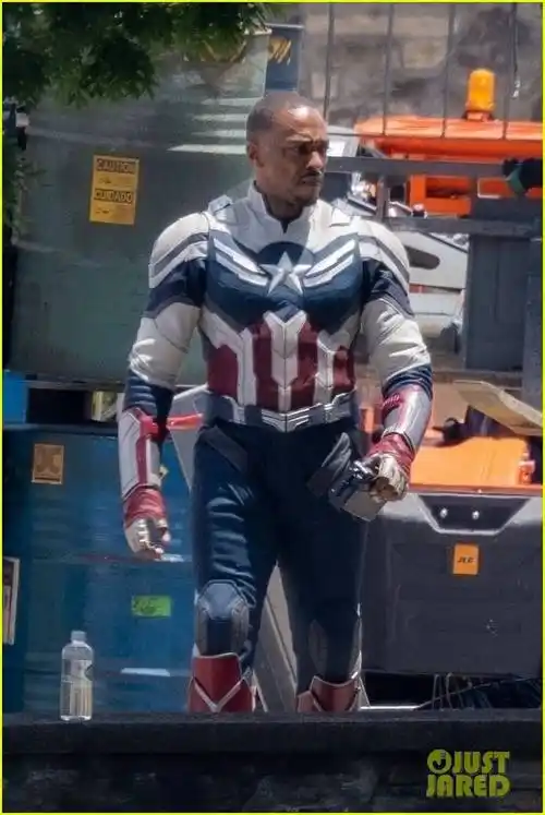 漫威超级英雄片《美国队长4》补拍片场照首曝 "新美队"身穿红白蓝战衣