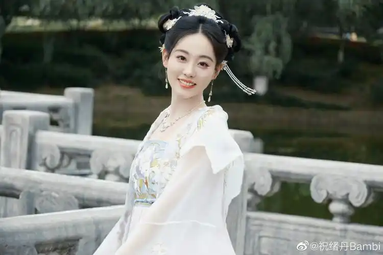 请查收祝绪丹今日古风写真大片 白衣古装手拿团扇……__财经头条